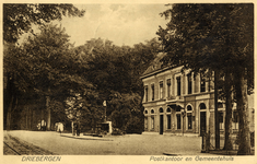 604362 Gezicht in de Hoofdstraat te Driebergen, met rechts de voorgevel van het gemeentehuis annex postkantoor.N.B. De ...